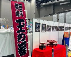 横綱•玉の海に触れる
